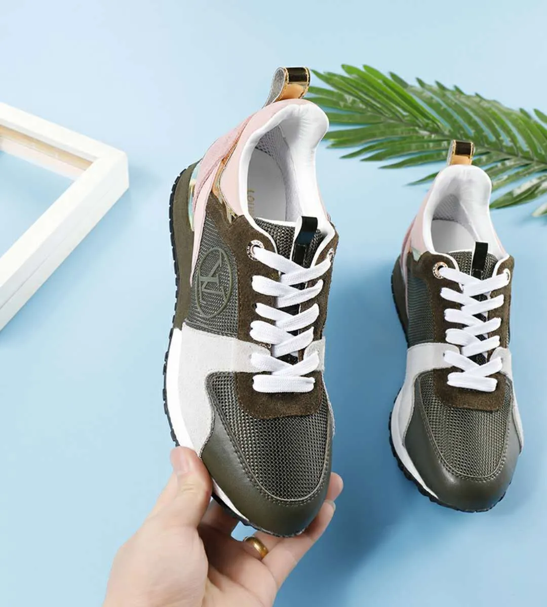 👟👟Ex-factory price 400👟👟 Men's size +10 Couple style, 2019 spring and summer new LOUIS VUITTON The same style of casual sports shoes is launched on Louis Vuitton's official website. Fabric: imported cowhide/cow velvet/breathable mesh, (imported mesh with silicone LV logo), rubber combination outsole, 2cm behind the sole, built-in 0.5cm comfortable feet, size 35-41 for women, 39-46 for men, welcome new and old customers to repost pictures for sale